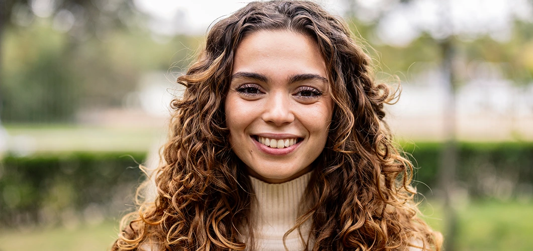 Léa, experte en gestion et marketing, originaire de Biarritz, très souriante, elle est en pleine nature
